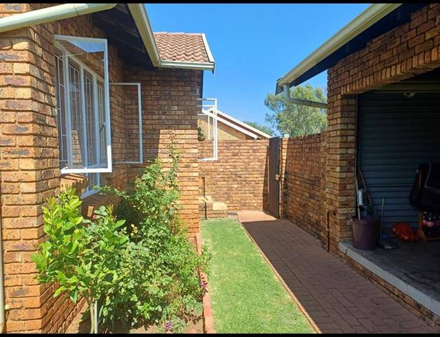 2 BEDROOM TOWNHOUSE FOR SALE IN ELDORAIGNE